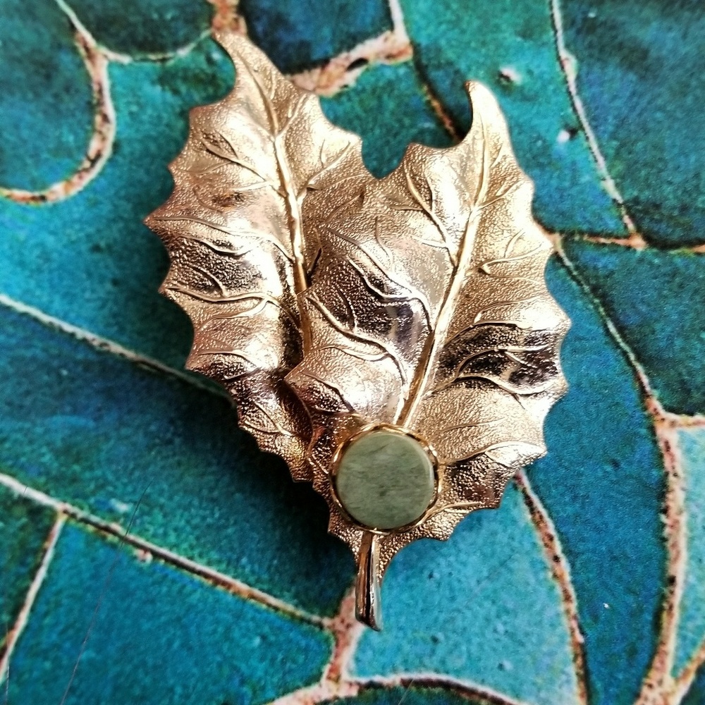 Vintage leaf brooch gold tone metal green stone fall autumn jewelry